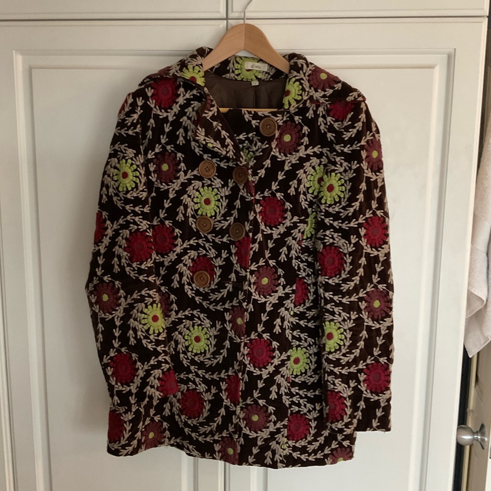 Women’s coat tapestry brown, maroon, light green. Divita brand. Size 8